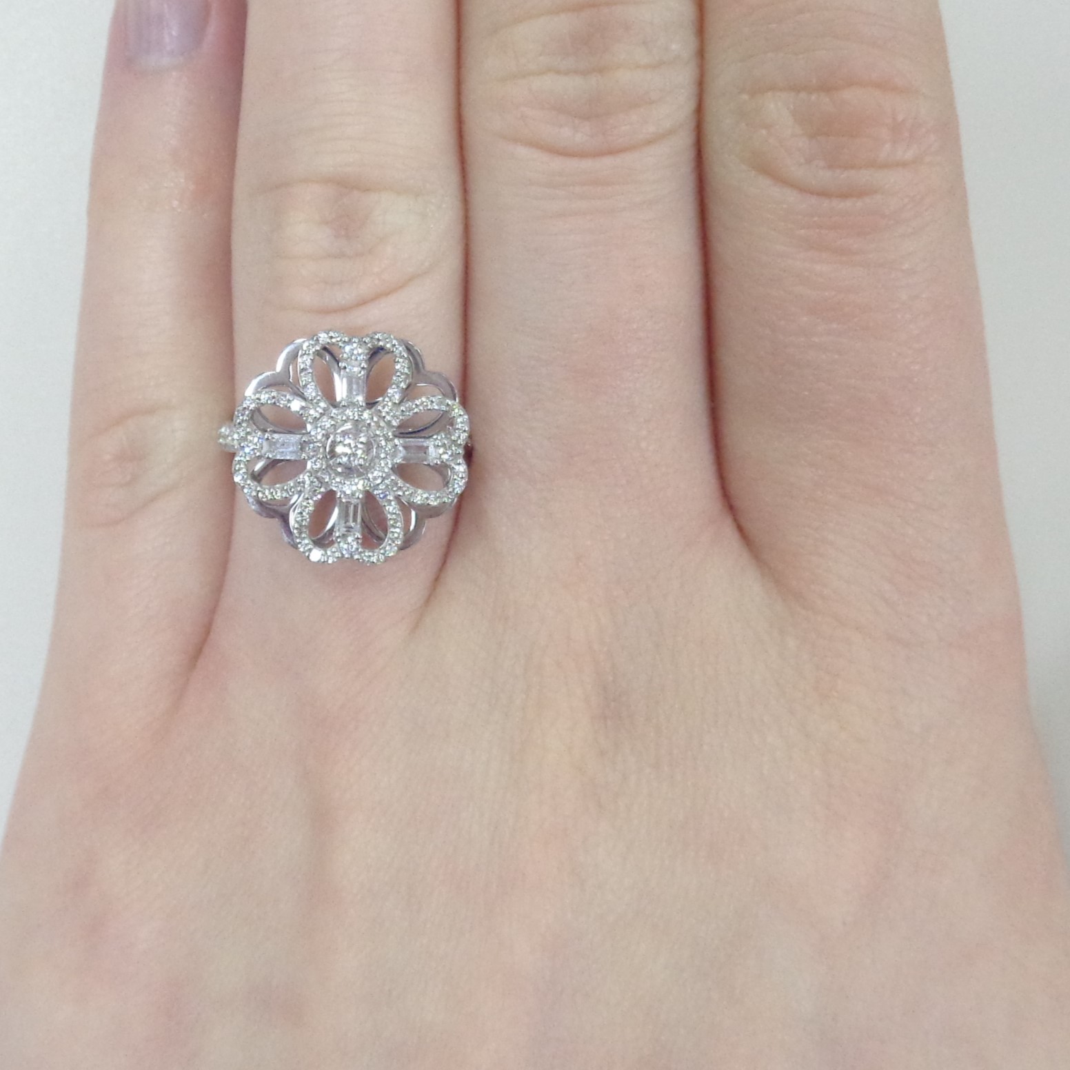 Кольцо из белого золота с бриллиантами "Цветок"